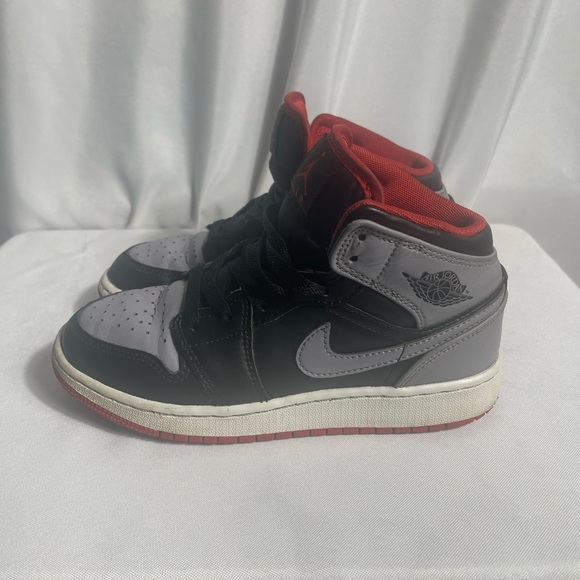 Nike Air Jordan 1 Mid Shadow Kids Size 3.5Y Black and Gray Sneakers Preloved - Picture 2 of 7